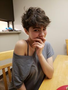 بريانكا شوبرا, Non Binary Haircuts, Queer Hair, Tomboy Haircut, Short Hair Tomboy, Really Short Hair, Hair Inspiration Short, Super Short Hair, Shot Hair Styles