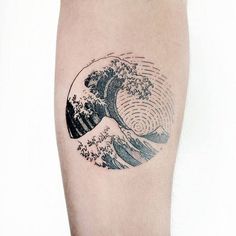 a black and white photo of the great wave tattoo