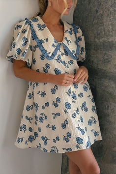 puff sleeve dresses are kind of our thing, + this blue floral mini is no exception. full of vintage vibes, it has a ruffled peter pan collar, working buttons, + pockets, (of course). the cream + blue sketched floral pattern is a slay for every season, so it’ll take you from summer weddings to winter family pics. Acorn People, Floral Dress Formal, Winter Family, Denim Midi Dress, Floral Dresses Long, Floral Fit, Family Pics, Summer Weddings, Puff Sleeve Dresses