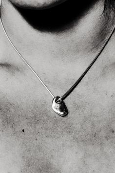 forma – Hernan Herdez Barbara Hepworth, Pretty Jewelry Necklaces, Organic Jewelry, Night And Day, Mirror Effect, Funky Jewelry, Everyday Necklace, A Mirror, Contemporary Jewellery