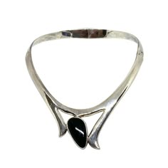 A fine Mexican sterling silver collar or necklace. The piece is hinged in two locations and has a modern abstract design with a polished bezel set agate. It is marked 950 Mexico CDC and a T number. Condition is excellent. Circa: Post 1980. Dimensions: Opening: 15", Bottom Length: 1 7/8". Weight: 3.09 troy ounces or 96.38 grams.  Due to the unique nature of this product, all sales are final. This item is not eligible for the standard Chairish return policy. Contemporary Formal Necklaces With Polished Finish, Contemporary Formal Necklace With Polished Finish, Contemporary Formal Jewelry With Polished Finish, Contemporary Polished Necklace For Formal Occasions, Contemporary Polished Jewelry For Formal Occasions, Contemporary Polished Finish Necklace For Formal Occasions, Contemporary Polished Formal Jewelry, Contemporary Adjustable Formal Jewelry, Modern Polished Choker Jewelry