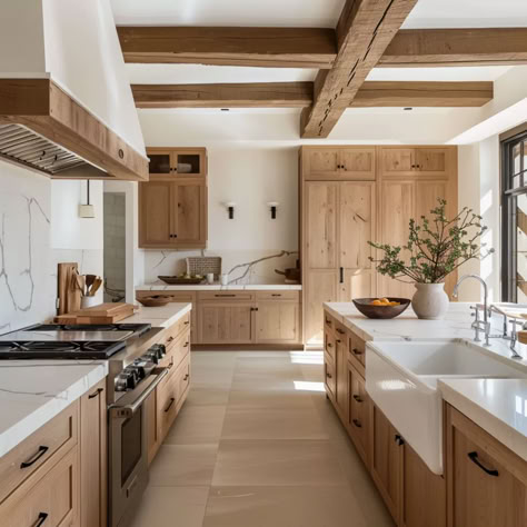 I am in LOVE with the wamrth of this kitchen.  Check out the blog for more design inspo from Shelley Bates 🤍 Kitchen Modern Organic, Kitchen Design Light Wood, 2024 Kitchen Design, Full Kitchen Design Layout, U Kitchen Design, Kitchen Mudroom Combo, Kitchen Ideas Modern Luxury 2024, Natural Wood And White Kitchen, Minimalist Kitchen Design Inspiration