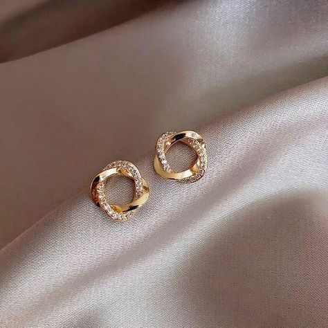 Gold Earrings For Kids, Small Earrings Gold, Simple Gold Earrings, Gold Earrings Models, Modern Gold Jewelry, Gold Mangalsutra Designs, Indian Jewellery Design Earrings, Gold Bride Jewelry, Gold Rings Fashion