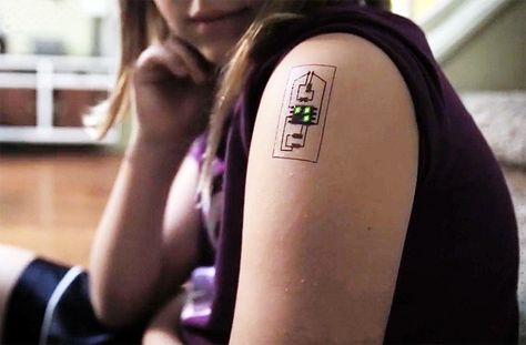 Since the beginning of the Quantified Self Movement, designers have struggled to create wearable tech that people actually want to wear, and that doesn’t make the wearer look like a raging Gl… Circuit Board Tattoo, Electronic Tattoo, Tech Tattoo, Cyberpunk Tattoo, Tattoo Girls, Digital Health, Men Hair, Wearable Tech, Medical Technology