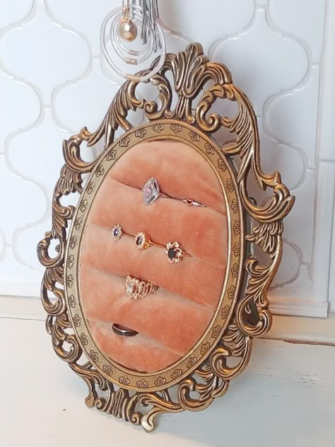 Jewelry Organization Ideas, Vintage Picture Frame, Upcycled Projects, Frame Ring, Diy Ring, Diy Jewelry Display, Jewelry Showcase, Deco Originale, Vintage Picture