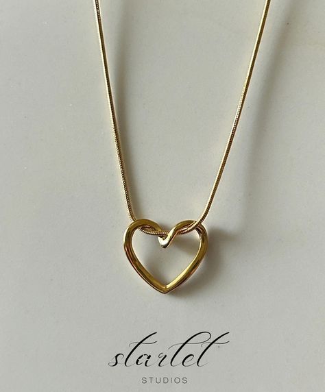 Restocked: Cupid’s Kiss necklace 💘 Shop at 10% off 🏷️: {hypoallergenic jewellery, stainless steel jewellery, minimal, gold plated necklace} #jewelry #antitarnishjewelry #hypoallergenic #stainlesssteeljewelry #minimalstyle #goldplatedjewelry #goldplatednecklace Neckless Gold Jewelry, Kiss Necklace, Jewellery Minimal, Icon Jewelry, Gold Bracelet Simple, Delicate Gold Jewelry, Arabic Jewelry, Bff Jewelry, Creative Jewelry Photography