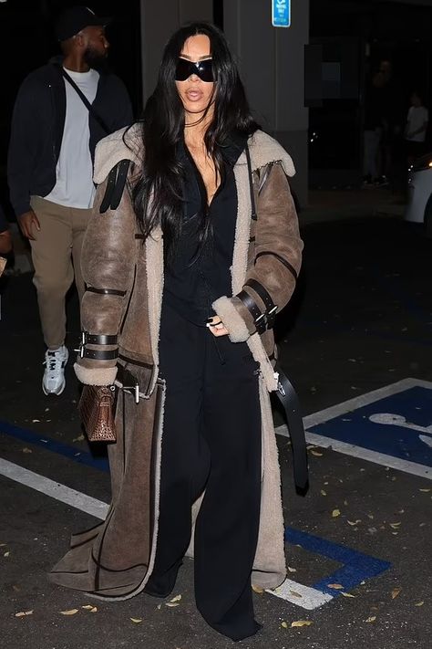 Kim Kardashian All Black Outfit, Fashion Outfits All Black, Kim Kardashian Iconic Looks, Islamic Proverbs, Kim Outfits, Biker Chick Outfit, Ripped Jeans Style, Kim Kardashian Outfits, Kim K Style