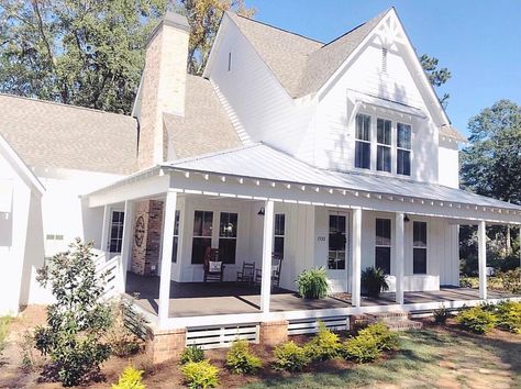 Modern Farmhouse Porch, Farmhouse Exterior Design, Porch House Plans, Farmhouse Front Porches, Farmhouse Front, Traditional Farmhouse, White Farmhouse, Farmhouse Cottage, Metal Building Homes