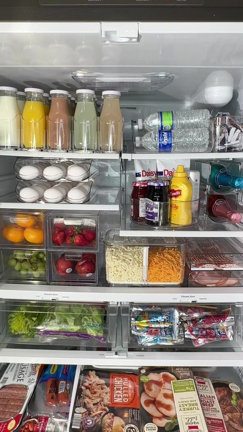 Healthy Fridge, House Organisation, Kitchen Organization Pantry, Kitchen Organisation, Future Apartment Decor, Refrigerator Organization, Apartment Organization, Fridge Organization, Apartment Decor Inspiration