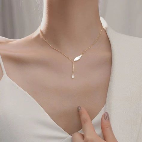 Minimalist Jewelry Silver, Hand Jewelry Rings, Neck Pieces Jewelry, Fancy Jewelry Necklace, Modern Gold Jewelry, Pretty Jewelry Necklaces, Casual Jewelry, Jewelry Accessories Ideas, Drop Pendant Necklace