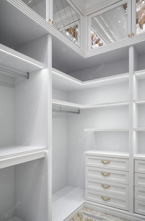 Corner Shelves Wardrobe, Walk In Closet With Corner Shelves, Closet Corner Storage, Walk In Closet Corners, Custom Closet Corner Ideas, Corner In Walk In Closet, Closet Corner Organization Ideas, Closet Corners Ideas, L Shape Walk In Closet Design