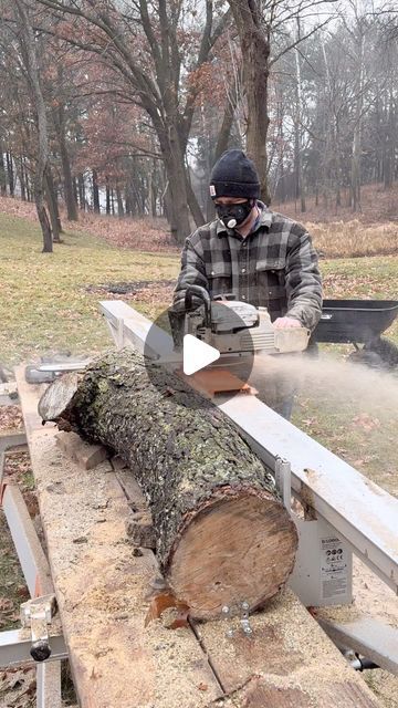 Willow Wood Projects, Home Made Sawmill, 4x6 Wood Projects, Log Design Ideas Woods, Wooden Log Ideas, Wood Log Crafts Diy, Log Crafts Diy, Homemade Sawmill, Log Furniture Diy