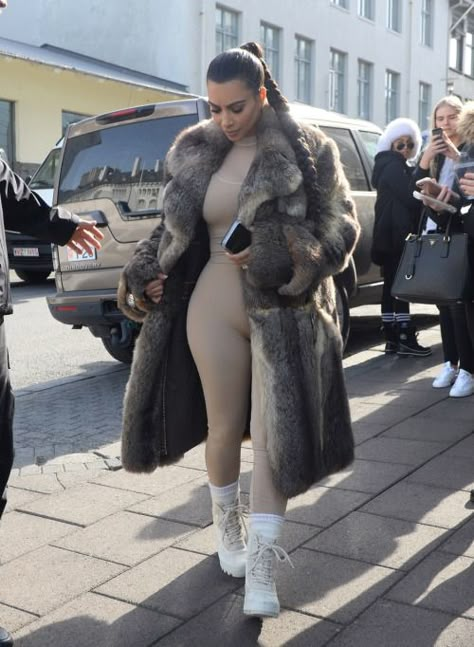 Kim Kardashian Fur Coat, Aspen Trip, Estilo Kim Kardashian, Estilo Kardashian, Kim Kardashian Outfits, Kim K Style, Kardashian Outfit, Kim Kardashian Style, Fashion Fail