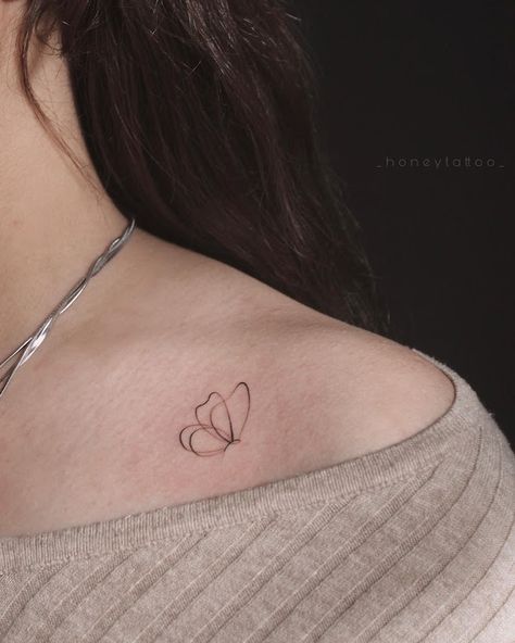 Butterfly Tattoos Idea, Tatoes With Meaning, Aesthetic Tattoos Women Back, Back Tattoo Women Delicate, Cute Tattoo With Meaning, Minimalistic Tatoos Woman, Collar Bone Tattoos For Women Small, Small Minimalist Butterfly Tattoo, Minimalist Tattoo On Shoulder