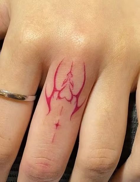 Red And Black Finger Tattoo, Finger Tattoos Edgy, Full Body Tattoo Designs, Tiny Finger Tattoos, Tato Jari, Pretty Hand Tattoos, Finger Tattoo Designs, Sharpie Tattoos, Hand Tats