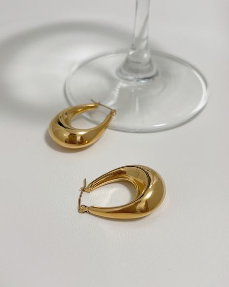 Minimal but bold 💛 Go understated? Try this! ✨ #goldearrings #goldhoops #minimalistearrings #minimalistjewelry #minimalearrings #hoopearrings #simpleearrings #plainearrings #boldearrings Minimal Jewelry Aesthetic, Gold Earrings Aesthetic, Jewellery Photo, Oval Hoop Earrings, Earrings Aesthetic, Aesthetic Jewelry, Minimal Earrings, Bold Earrings, Pearl Collection