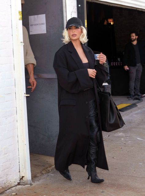 Kim Kardashian Style Kim K Winter Outfits, Kim Kardashian Winter Outfits, Balenciaga Outfit, Kim Kardashian Family, Kim K Style, Kim Kardashian Style, Well Dressed Women, Kim K, Kardashian Style