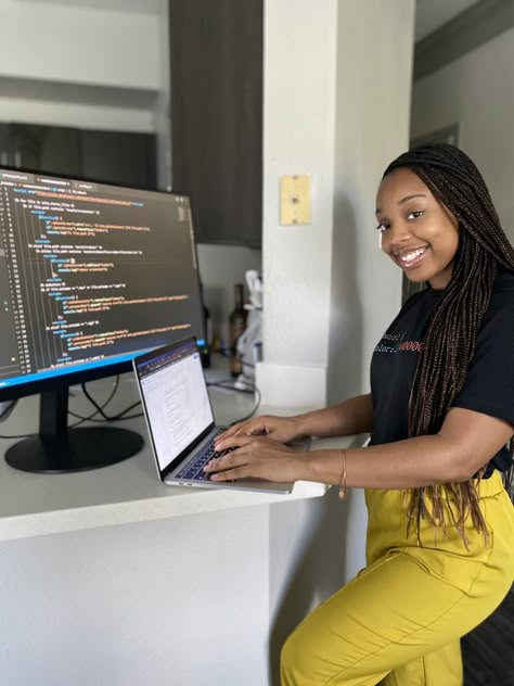 Wearing the black tech girls shirt. Super cute Content Post Ideas, Grow On Pinterest, Pinterest Marketing Manager, Tech Girl, Tech Aesthetic, Tech Women, Marketing Management, Business Marketing Plan, Girl Code