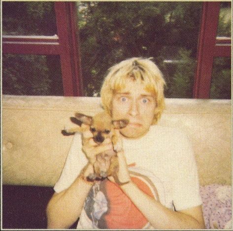 Kurt, September 1992, Alta Loma House. Taken by Courtney. This dog wasn't theirs. 🐕 #nirvana #kurtcobain #kristnovoselic #davegrohl #grunge… Kurt Cobain Pfp, Nirvana Members, Curco Vein, Kurt Cobain Photos, Kurt And Courtney, Donald Cobain, Krist Novoselić, Nirvana Kurt Cobain, Nirvana Kurt