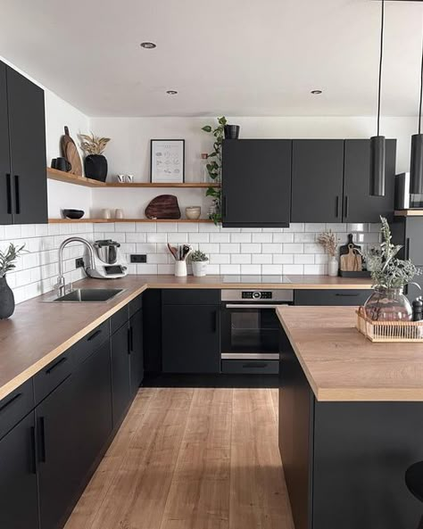 White Backsplash Kitchen Black Cabinets, Refrigerator Placement In Kitchen Corner, Black And Brown Kitchen Ideas, Black And Natural Wood Kitchen, Black And Wood Kitchen, Hiasan Dalaman Dapur, Kitchen With Black Cabinets, Idea Dapur, Dapur Moden