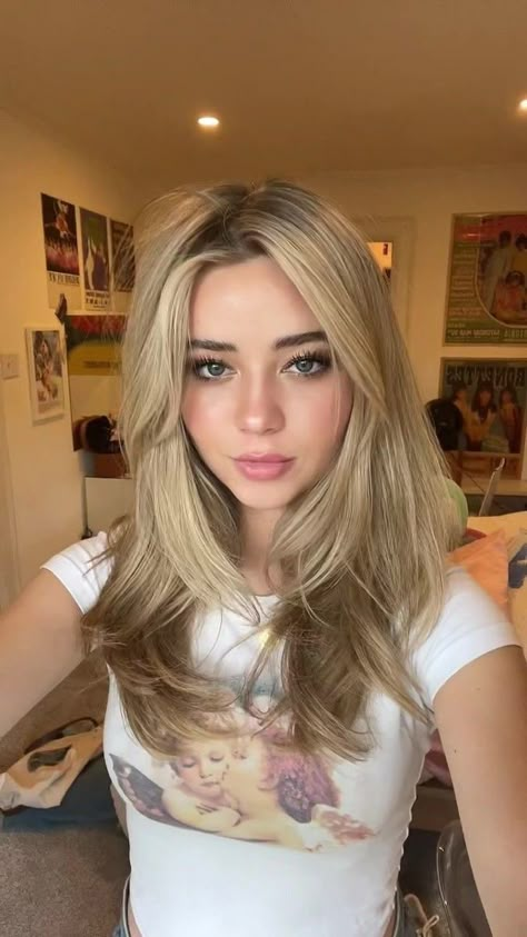 Hair Cut Long Face Girl, Curtain Bang Layers Medium Hair, Layers Inspo Medium Hair, Curtain Bangs Long Hair Circle Face, Blonde Blowout Layers, Blonde Side Part Hairstyles, Blond Hair Tones, Cute Layered Haircut Mid Length Straight, Soft Layers With Wispy Bangs