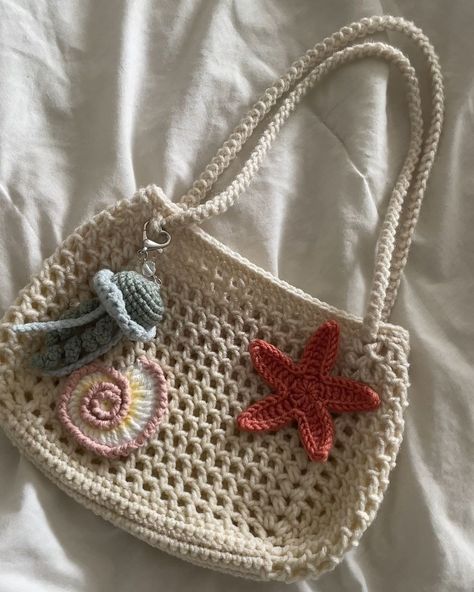 ocean crochet bag • Instagram Crochet Starfish, Stitch Beads, Crochet Mignon, Confection Au Crochet, Crochet Shoulder Bag, Crochet Business, Crochet Design Pattern, Crochet Fashion Patterns, Quick Crochet