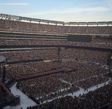 One Direction has no fans? Please, tell me more. Biggest Stadium, Future Concert, Concert Crowd, Concert Stage Design, Ariana Grande Concert, Metlife Stadium, Show Time, Dream Music, Singing Career