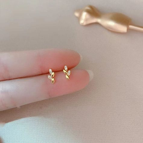 Ear stud ideas for Pakistani ladies Cute Simple Earrings Gold, Leaf Design Earrings Gold, Small Dainty Earrings, Jwellary Design Gold Earrings, Simple Earing Designs, Gold Earrings Simple Designs, Earing Studs Simple Gold, Tiny Stud Earrings Gold, Earring Studs Gold