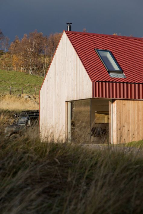 Restored 1700s farmhouse in the Scottish highlands gets sleek addition - Curbed Fasad Design, Cottage Extension, Rural Architecture, Tin House, Farmhouse Renovation, Cottage Renovation, Rural House, Cottage Exterior, Timber Cladding