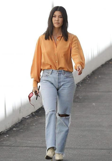 Kortney Kardashian, Courtney Kardashian, Kardashian Style Casual, Kourt Kardashian, Kardashian Casual Outfit, Kardashian Style Outfits, Curvy Style Outfits, Casual Poses, Kardashian Dresses