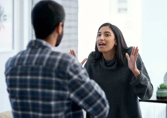 ジェスチャーをする女性