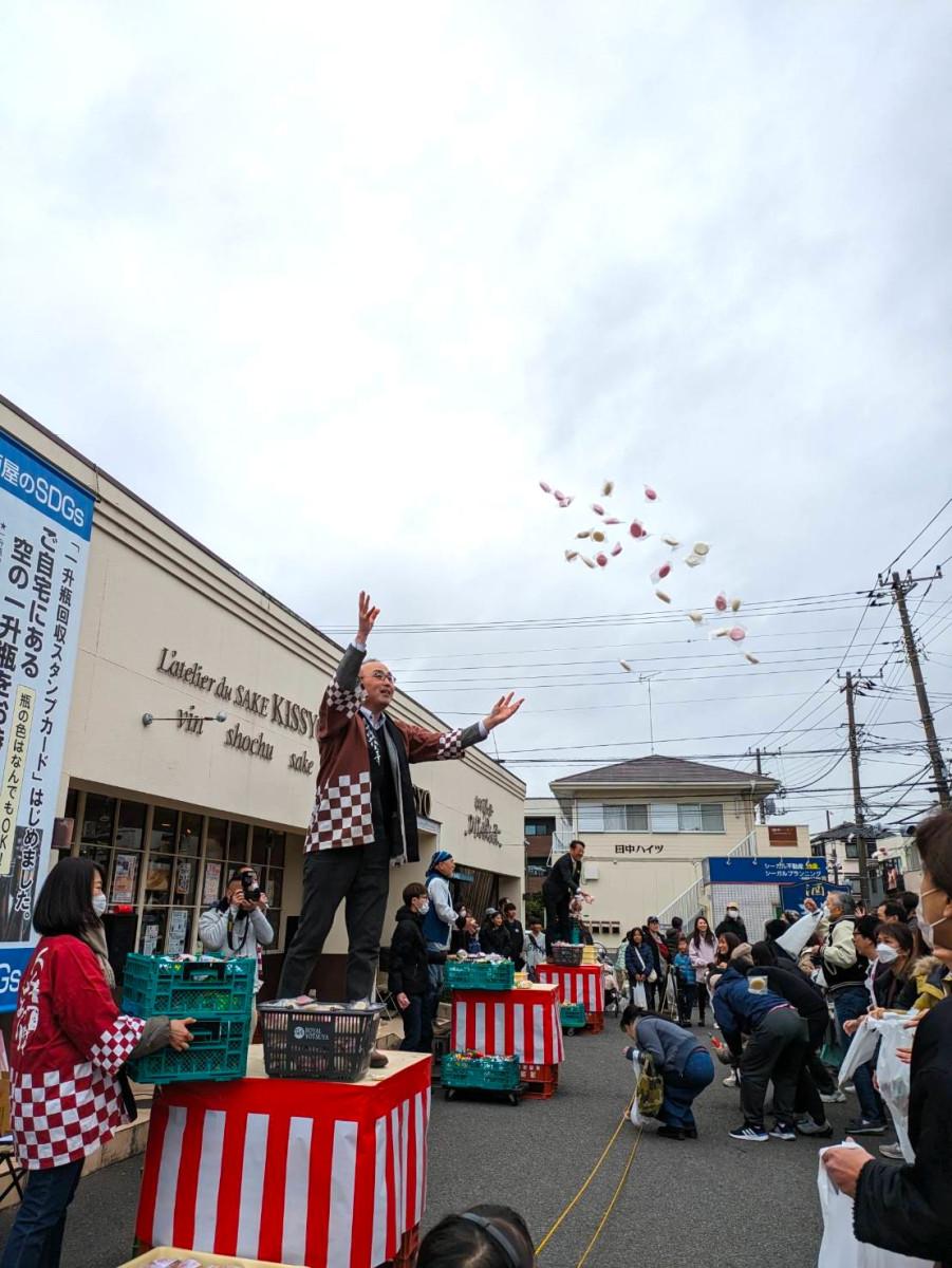 前回の「餅投げ」の様子