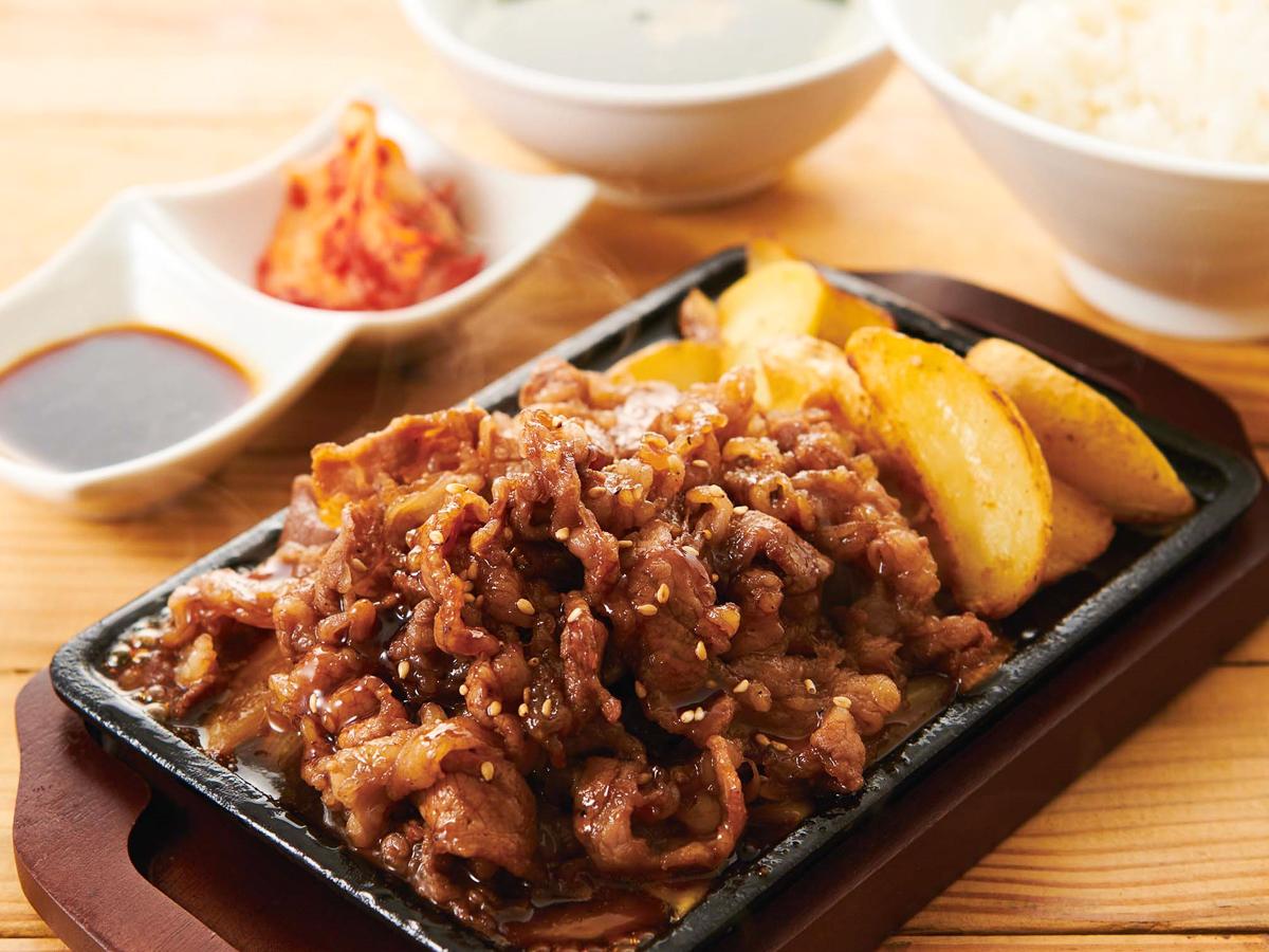 一番人気の「牛カルビ焼き肉定食」（写真提供＝レインズインターナショナル）