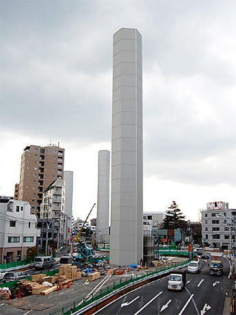 開通を控える首都高「中央環状新宿線」の換気塔が続々と建設（写真＝渋谷・駒場東大前近くの換気塔の様子）