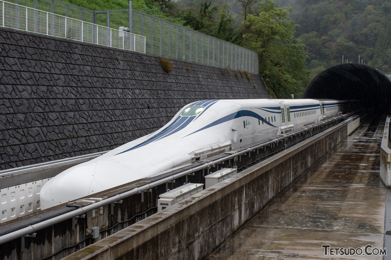 超電導リニアの試験に使用されているL0系。画像は改良型試験車です