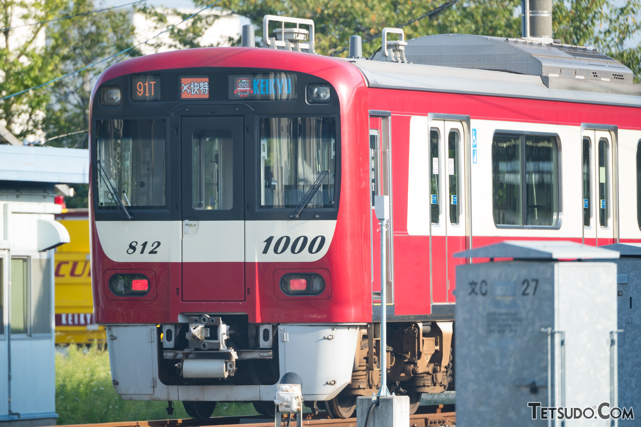 2015年に登場した1000形1800番台。貫通幌の設置に対応した前面デザインとなりましたが、形式名に変更はありませんでした