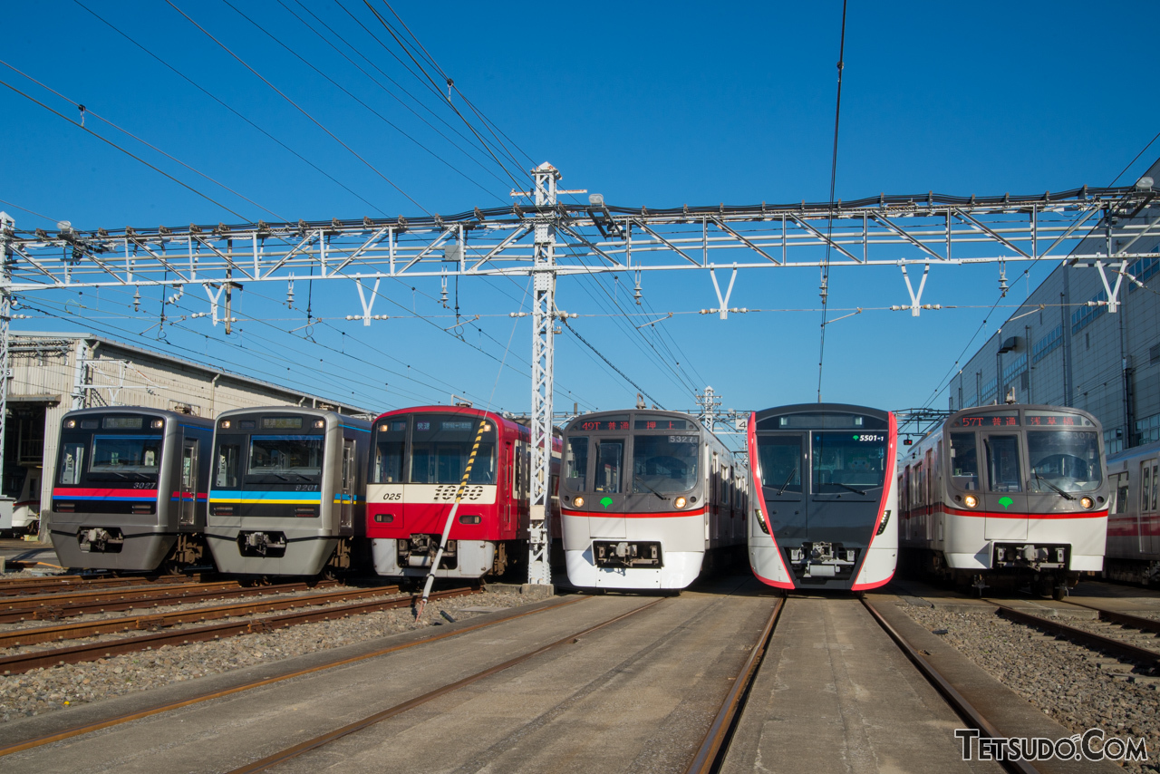 都営浅草線を介して直通する各社局の車両。この直通網の形式は、京急が1、京成が3、東京都が5などと、千の位の数字が決められています