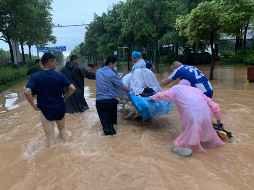 广州深夜暴雨孕妇临产 医务人员趟水营救