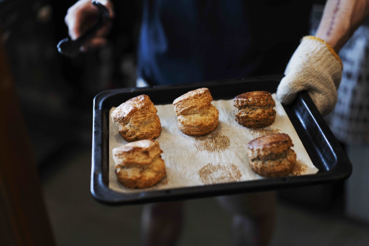 阪堺電車で途中下車さんぽ。住吉大社に向かう途中の、北畠〈GON’s BAKE SHOP〉はクリームやジャムなしでも美味な、サクッと小麦が香るスコーンが有名。