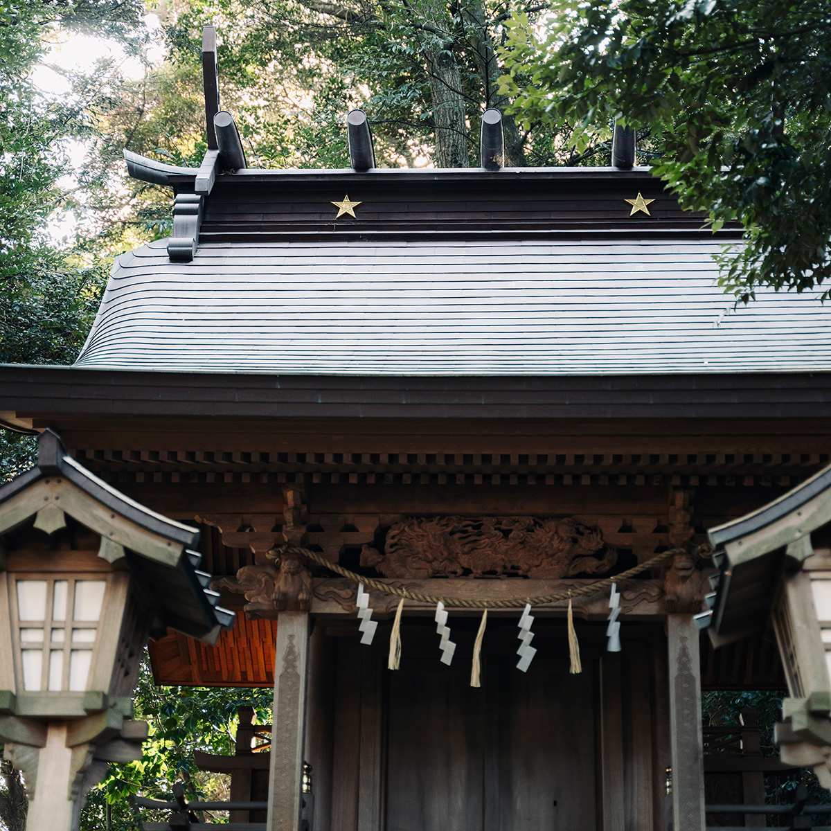 強い力で悪運を祓い、開運へ導く星の神様。社にはシンボルの星が。