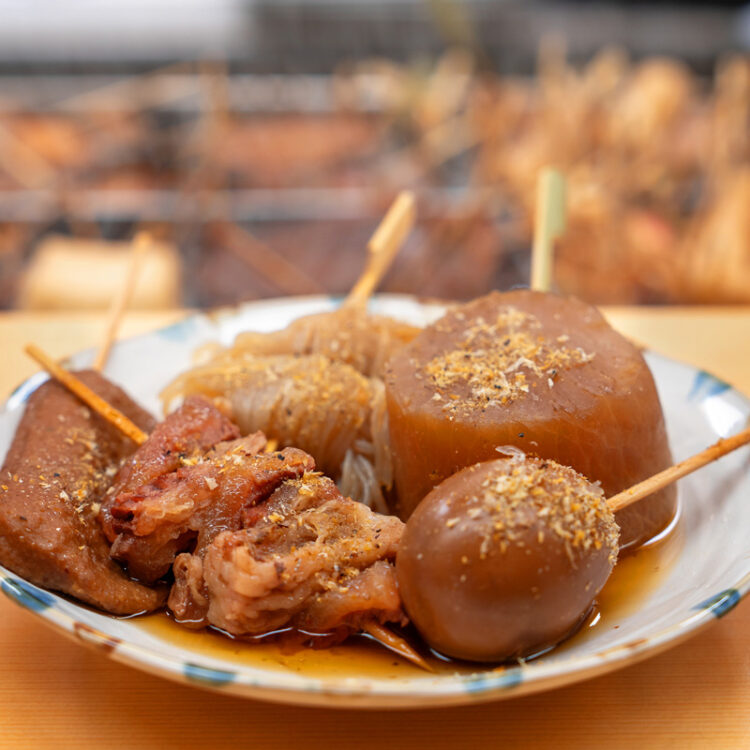 黒いおでんと熱燗を屋台で堪能。約20万人が来場する「静岡おでん祭」今年も開催！