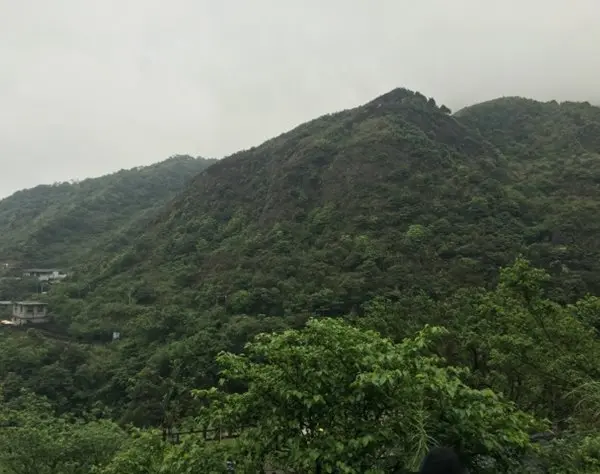 ビキニで登山する有名クライマー、山で凍死