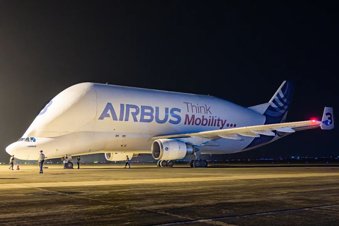 Airbus Beluga transport aircraft arrives in China for the first time carrying H175 helicopter