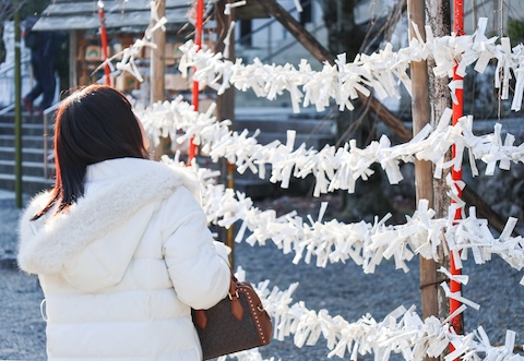 今年を占う（大津市・近江神宮）