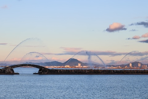 夕暮れ時の噴水（大津市・大津港）