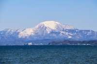 琵琶湖に浮かぶ伊吹山（彦根市・須越湖岸）