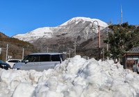 残雪を楽しむ（米原市・伊吹野そば）