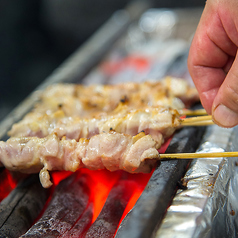 注文した焼き鳥が焼けるのを見ながら。