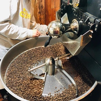 バリスタが店内で自家焙煎。毎日挽くコーヒーが旨い。