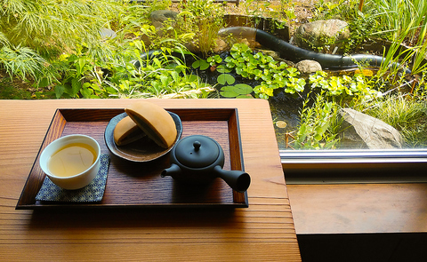 四季折々の山野草の庭を見ながらお茶や食事をお楽しみください